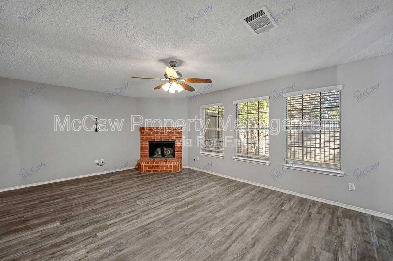 1371 Honeysuckle Ln - Photo 6 of 20