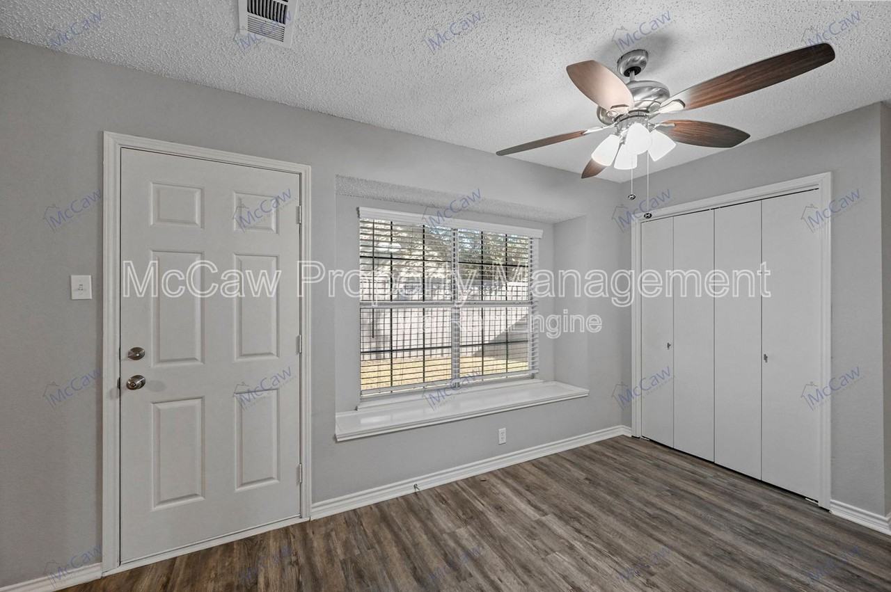 1371 Honeysuckle Ln - Photo 4 of 20