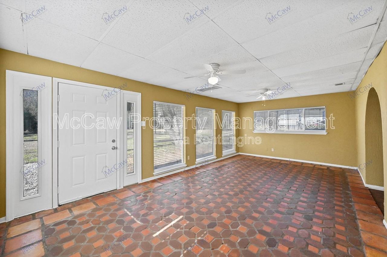 207 Evelyn St - Photo 3 of 21