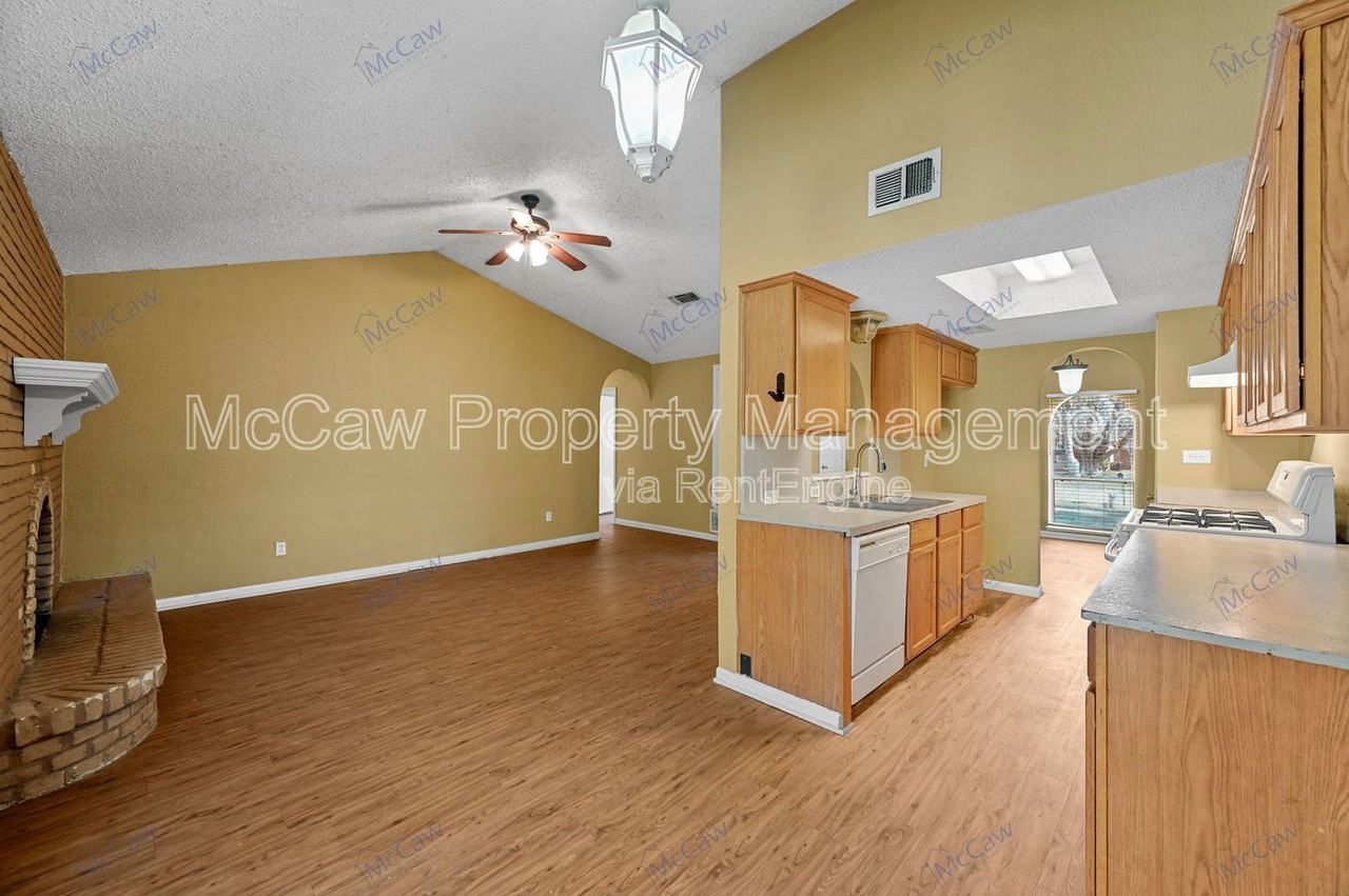 207 Evelyn St - Photo 6 of 21