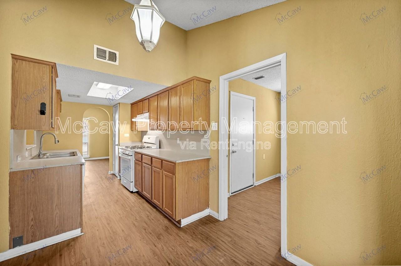 207 Evelyn St - Photo 7 of 21