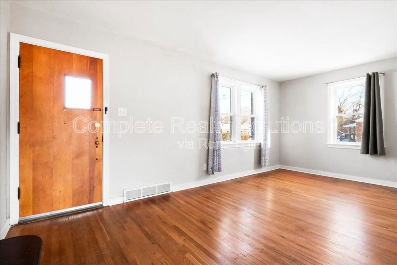 44 Lee Ave - Photo 4 of 43