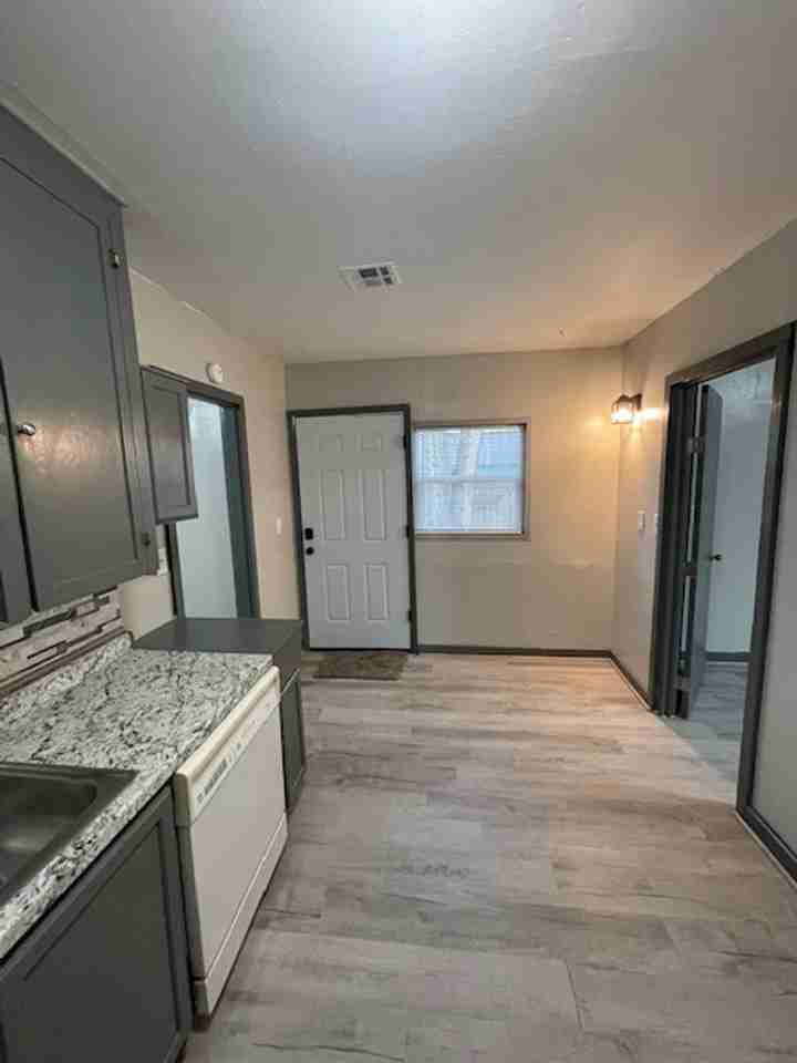 120 W Beech St - Photo 2 of 17