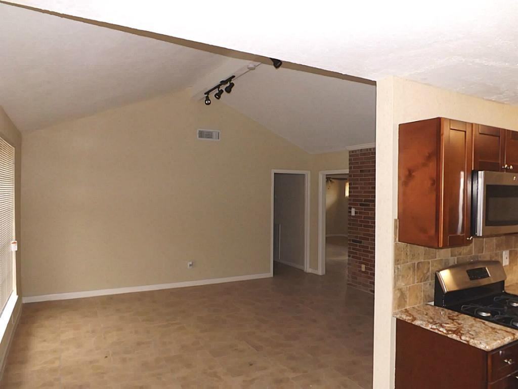 306 Brandywyne Dr - Photo 3 of 15