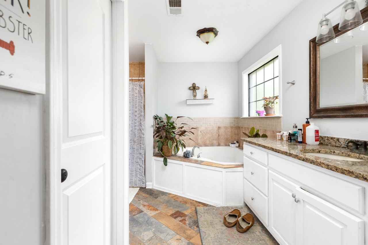 66 Tunstall Valley Cv - Photo 2 of 17