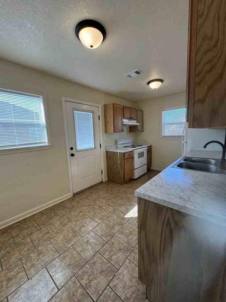 212 S Magnolia Dr - Photo 2 of 10