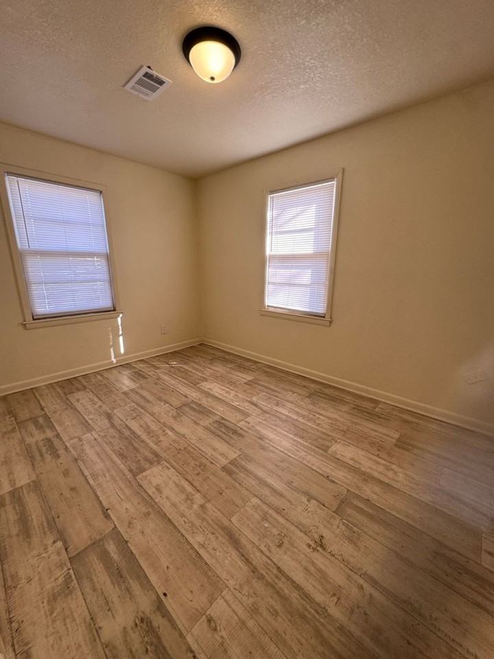 212 S Magnolia Dr - Photo 3 of 10