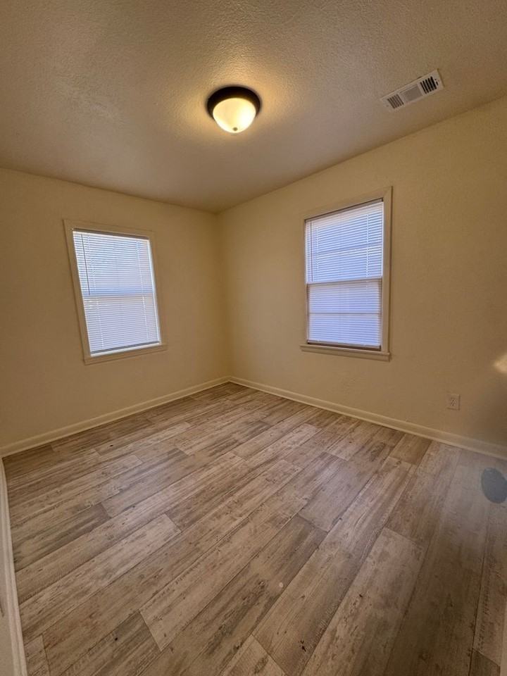 212 S Magnolia Dr - Photo 4 of 10