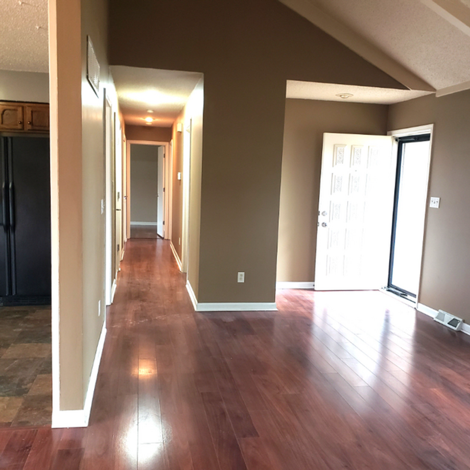 15007 Mission Rd - Photo 2 of 10