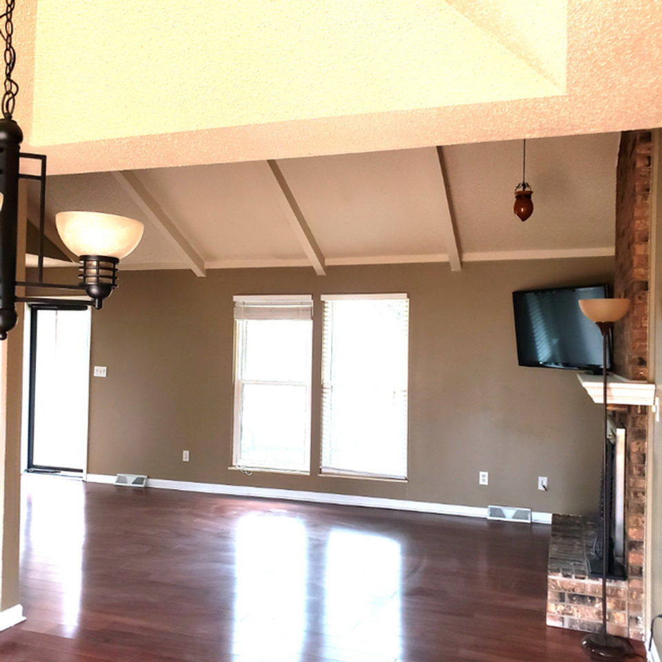 15007 Mission Rd - Photo 3 of 10