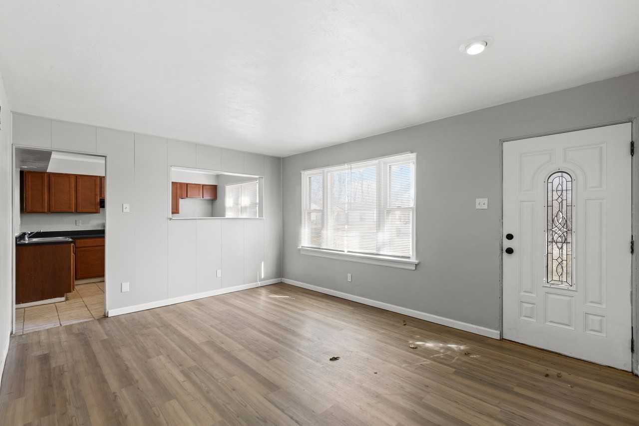 1631 Nemnich Ave - Photo 4 of 21