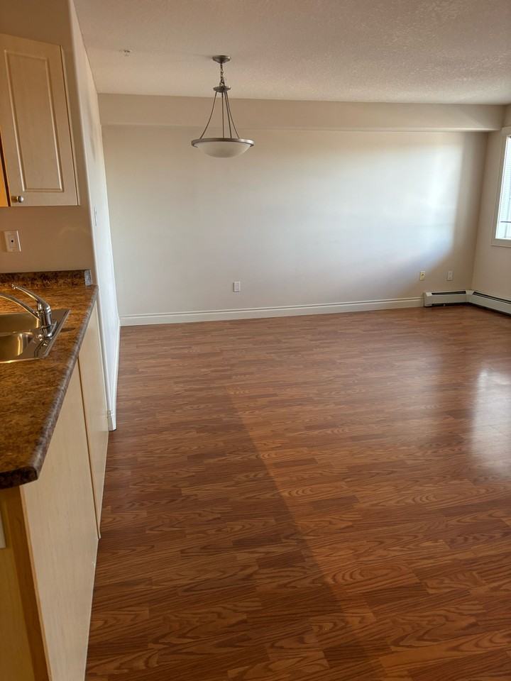 4910 50 St - Photo 2 of 11