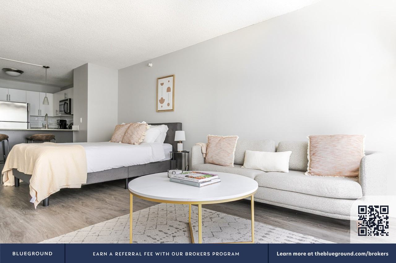 180 North Jefferson Street - Photo 4 of 33