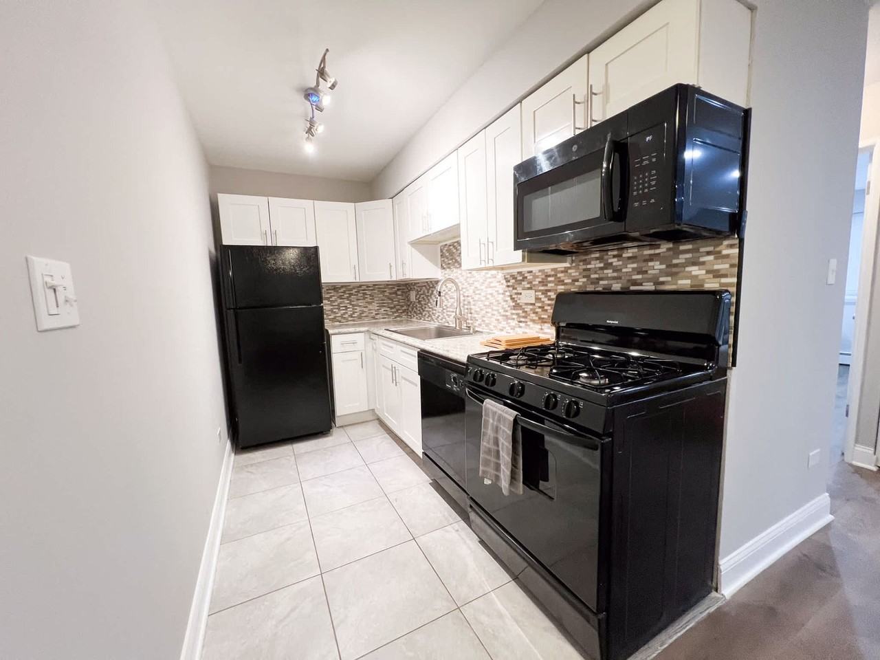 3161 N Cambridge Ave #1042058P - Photo 5 of 10