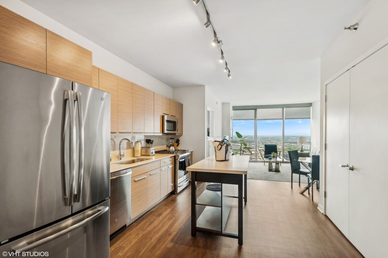 727 W Madison St #1047175P - Photo 3 of 9