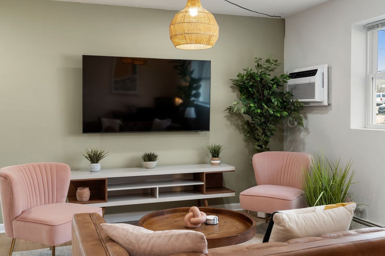 1016 East Division Street #1057423P - Photo 4 of 24