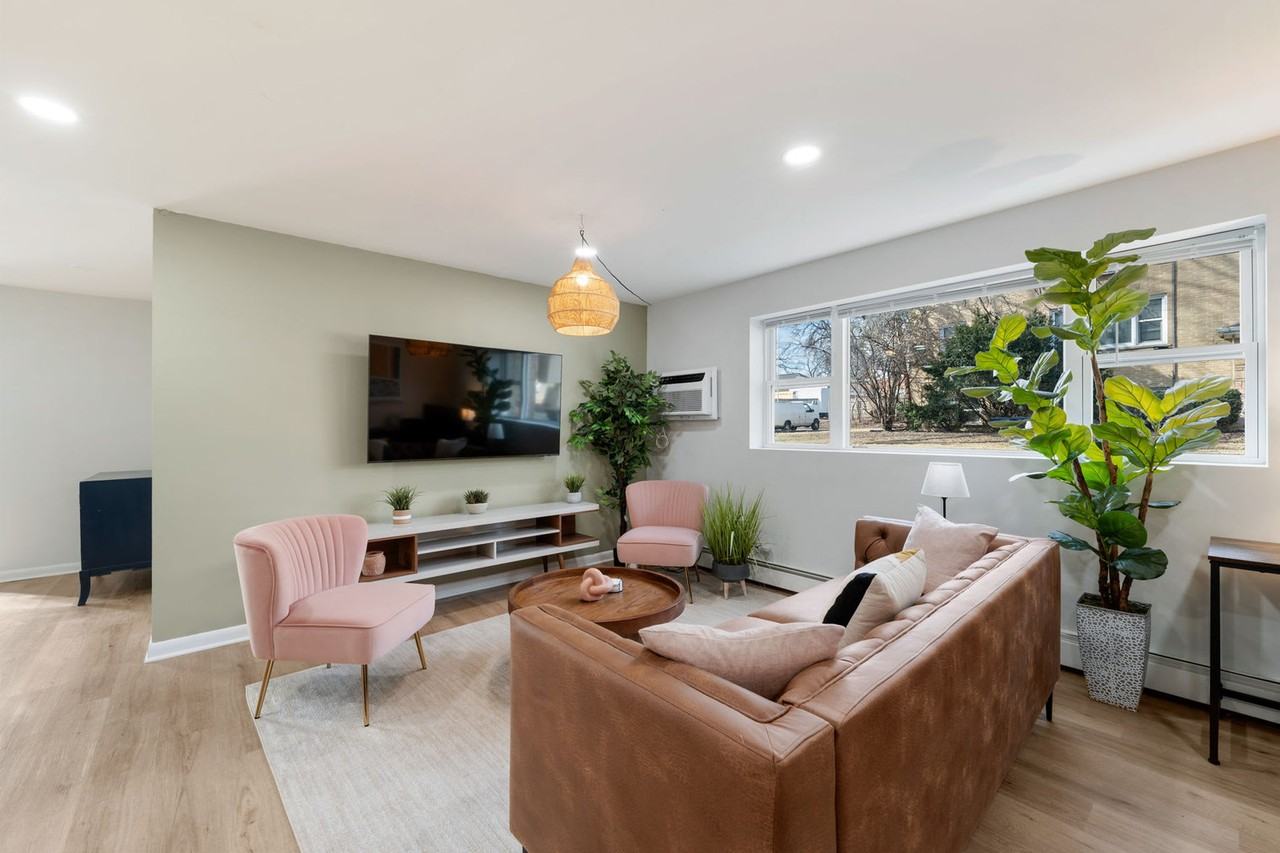 1016 East Division Street #1057423P - Photo 6 of 24