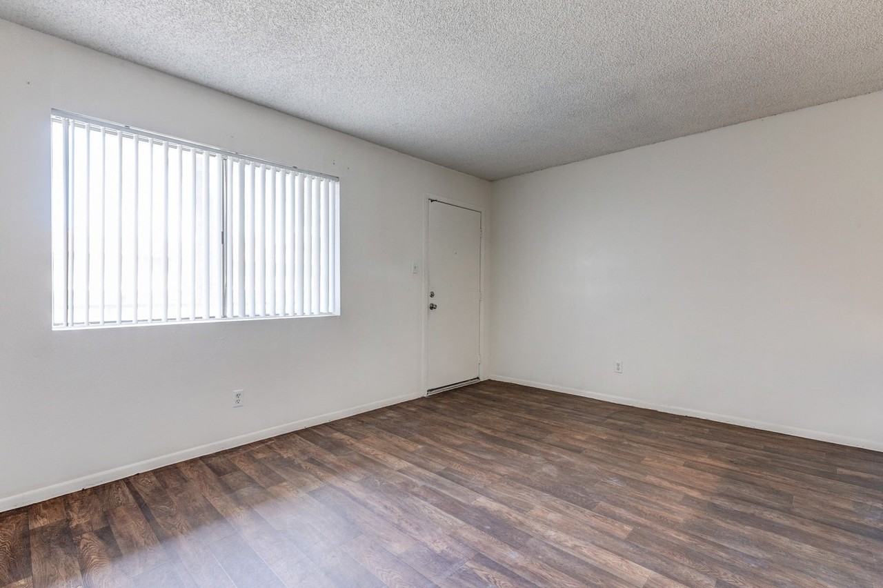 Granada Lakes Apartments - Photo 7 of 42