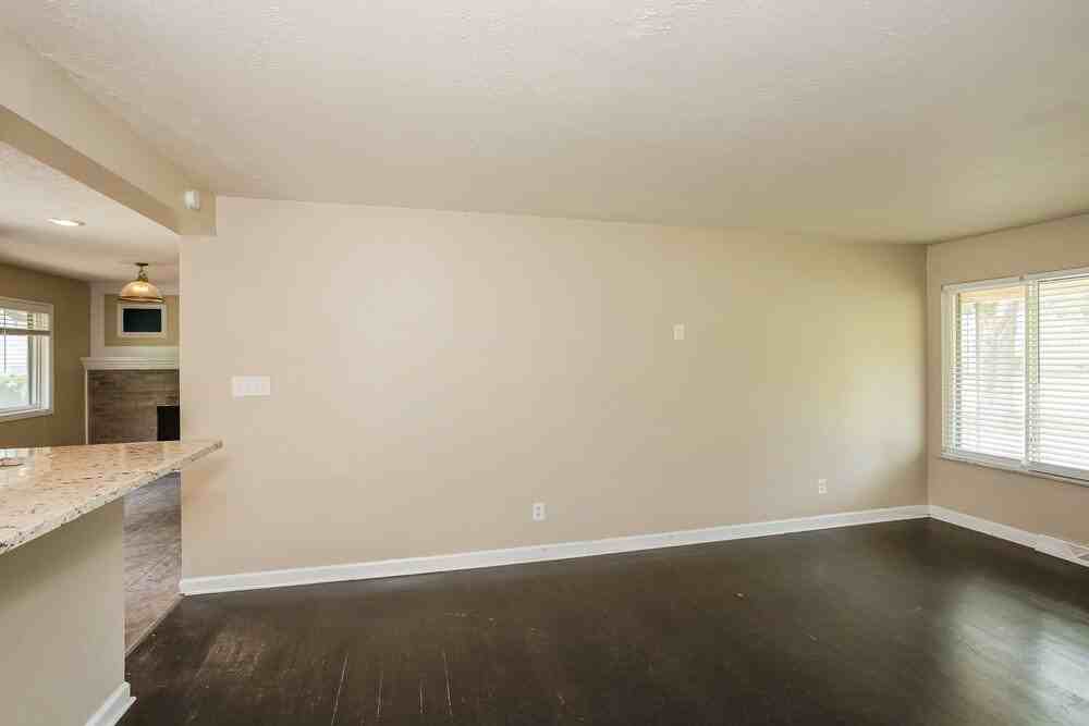 501 N Devon Ave - Photo 7 of 25
