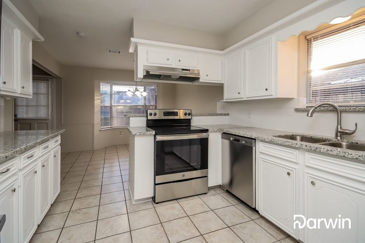 809 Regency Dr - Photo 2 of 15