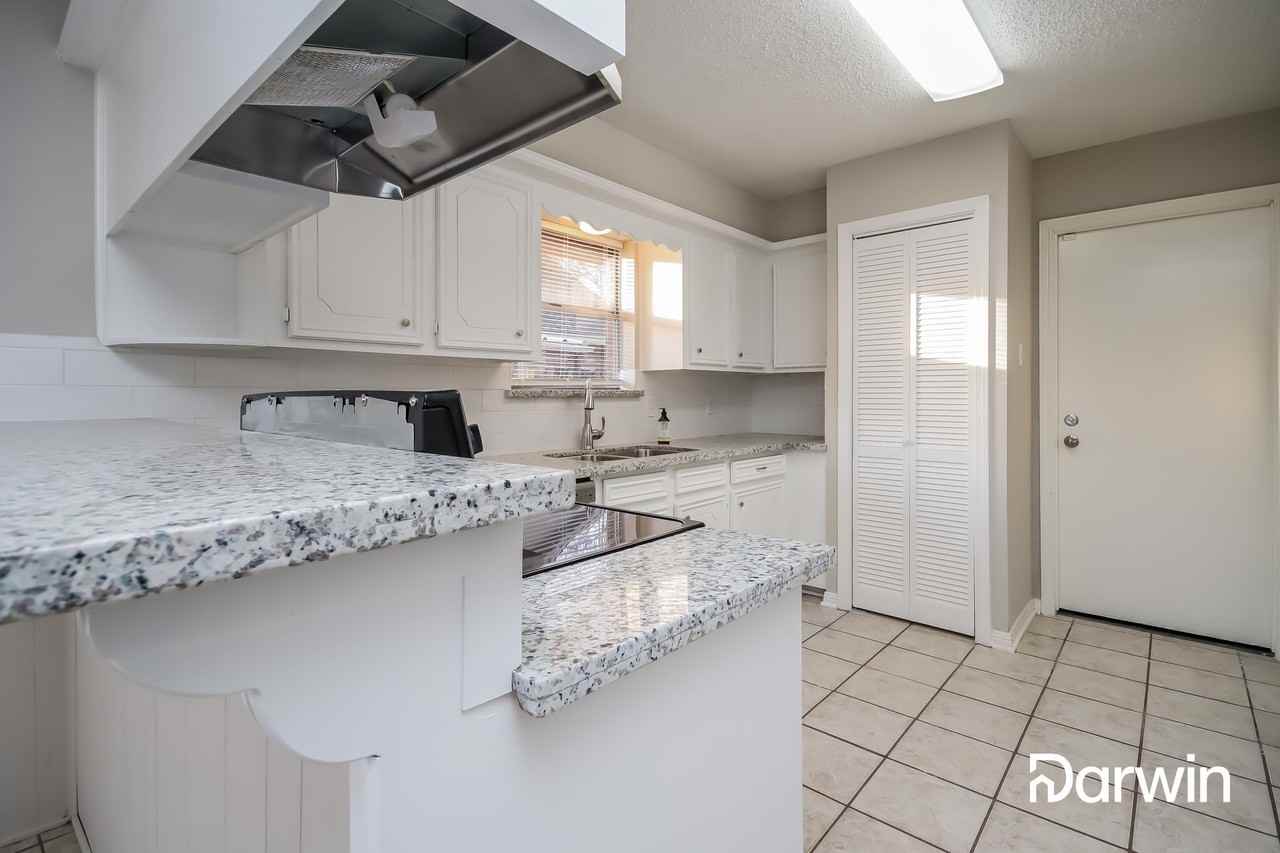 809 Regency Dr - Photo 3 of 15