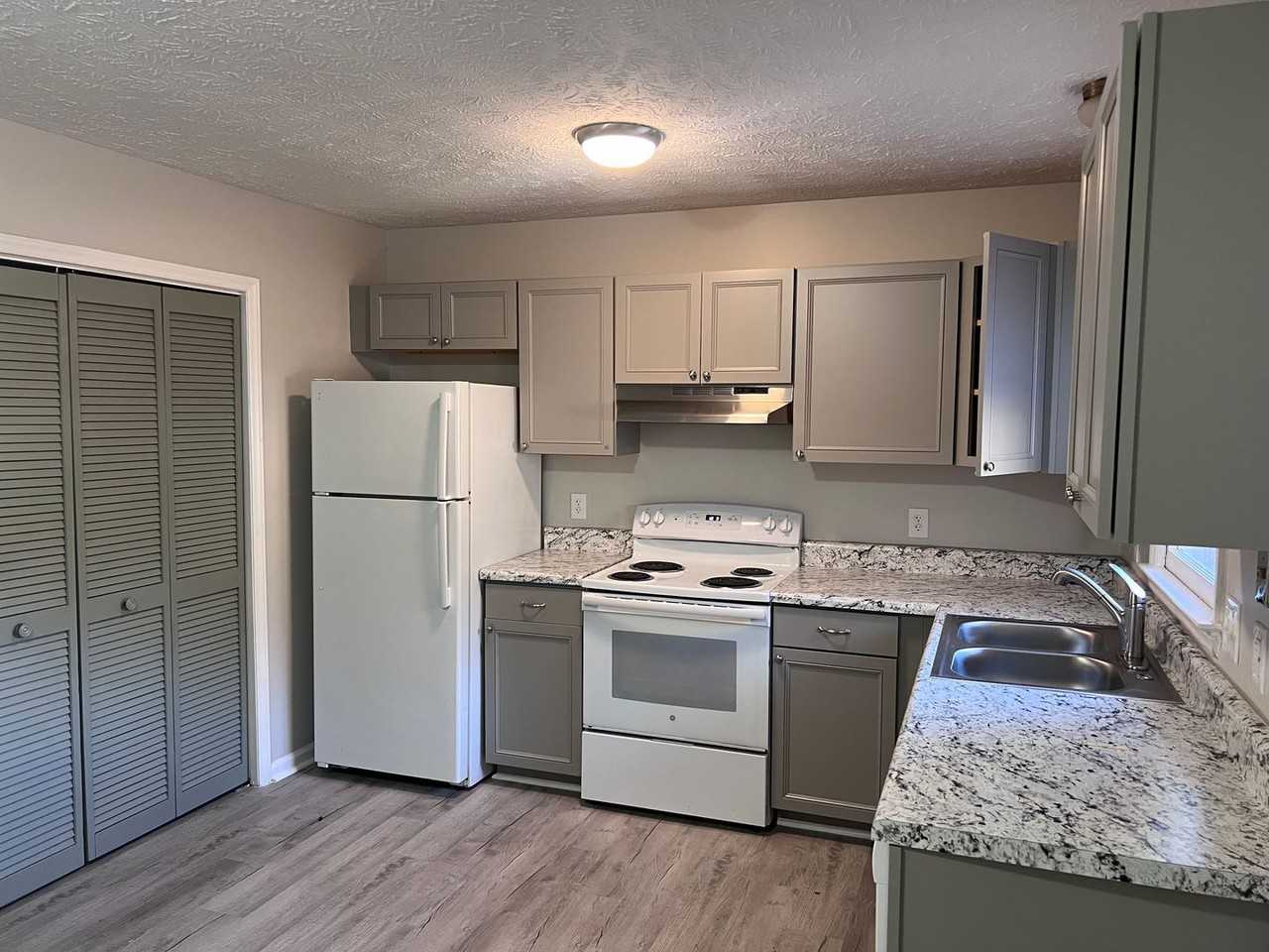 941 Odom Dr - Photo 2 of 4