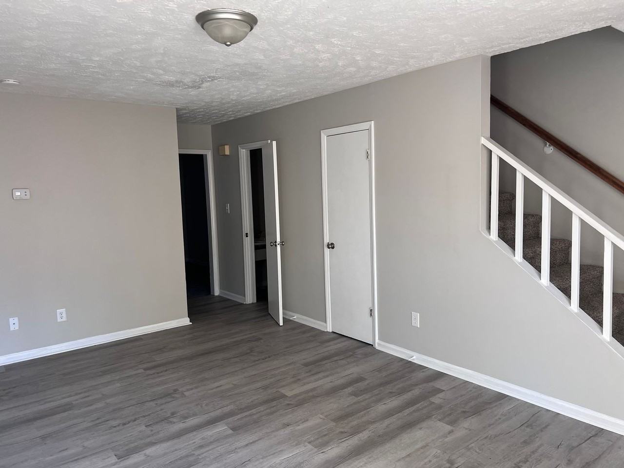 941 Odom Dr - Photo 3 of 4