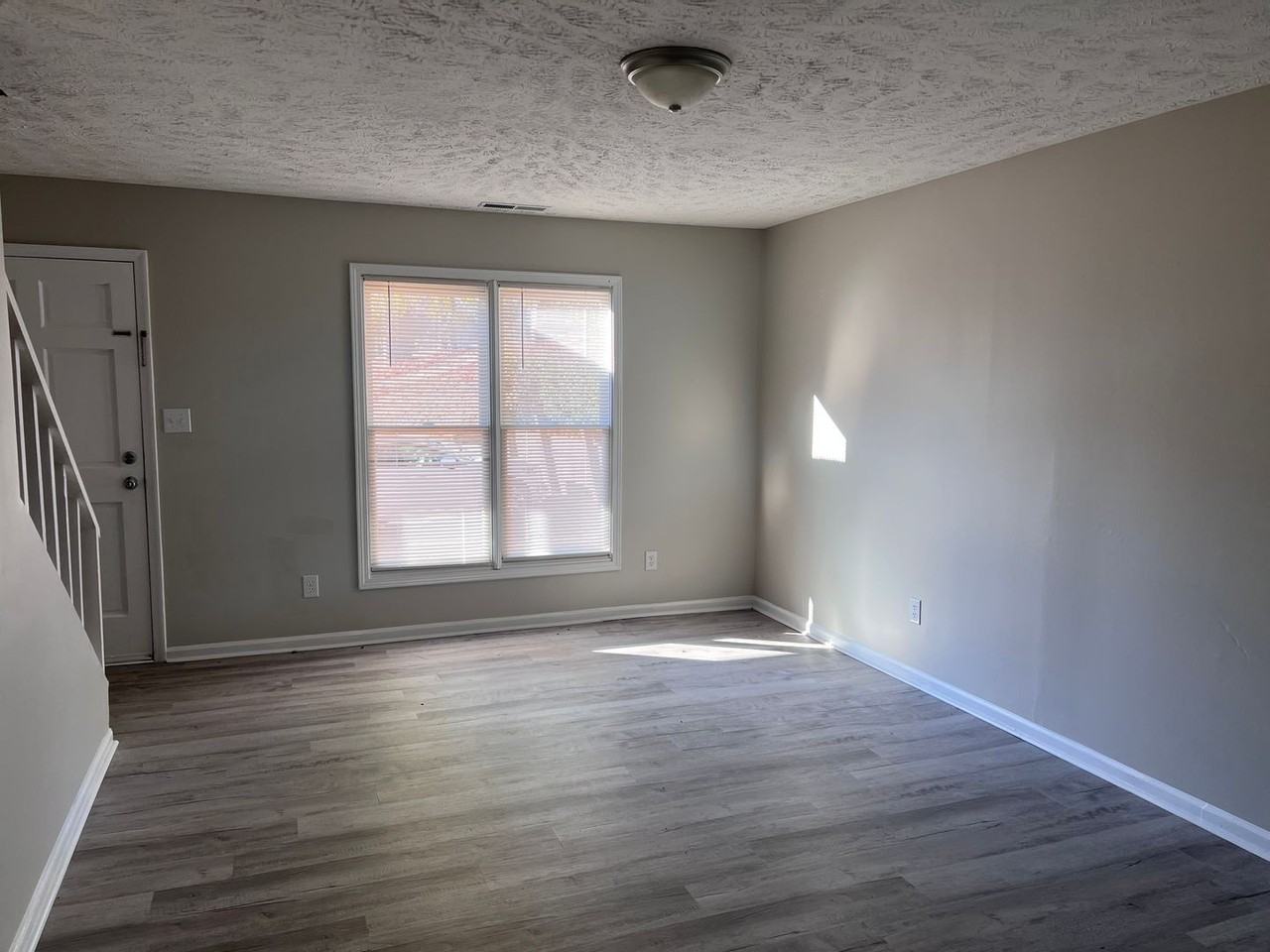 941 Odom Dr - Photo 4 of 4