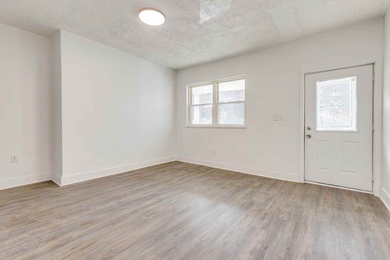 16 E Amanda Ave - Photo 3 of 33