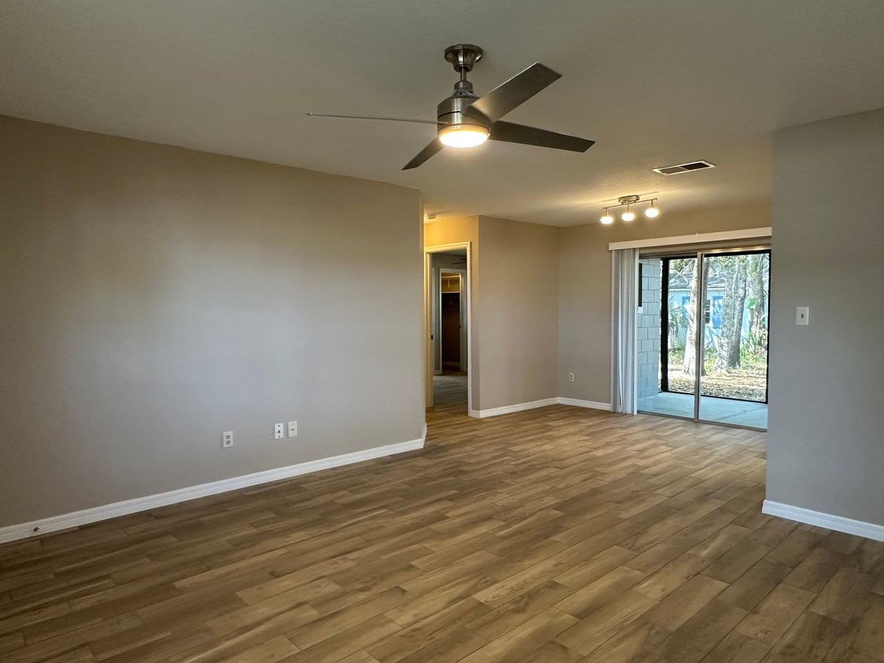 2526 Poet Ln - Photo 4 of 26