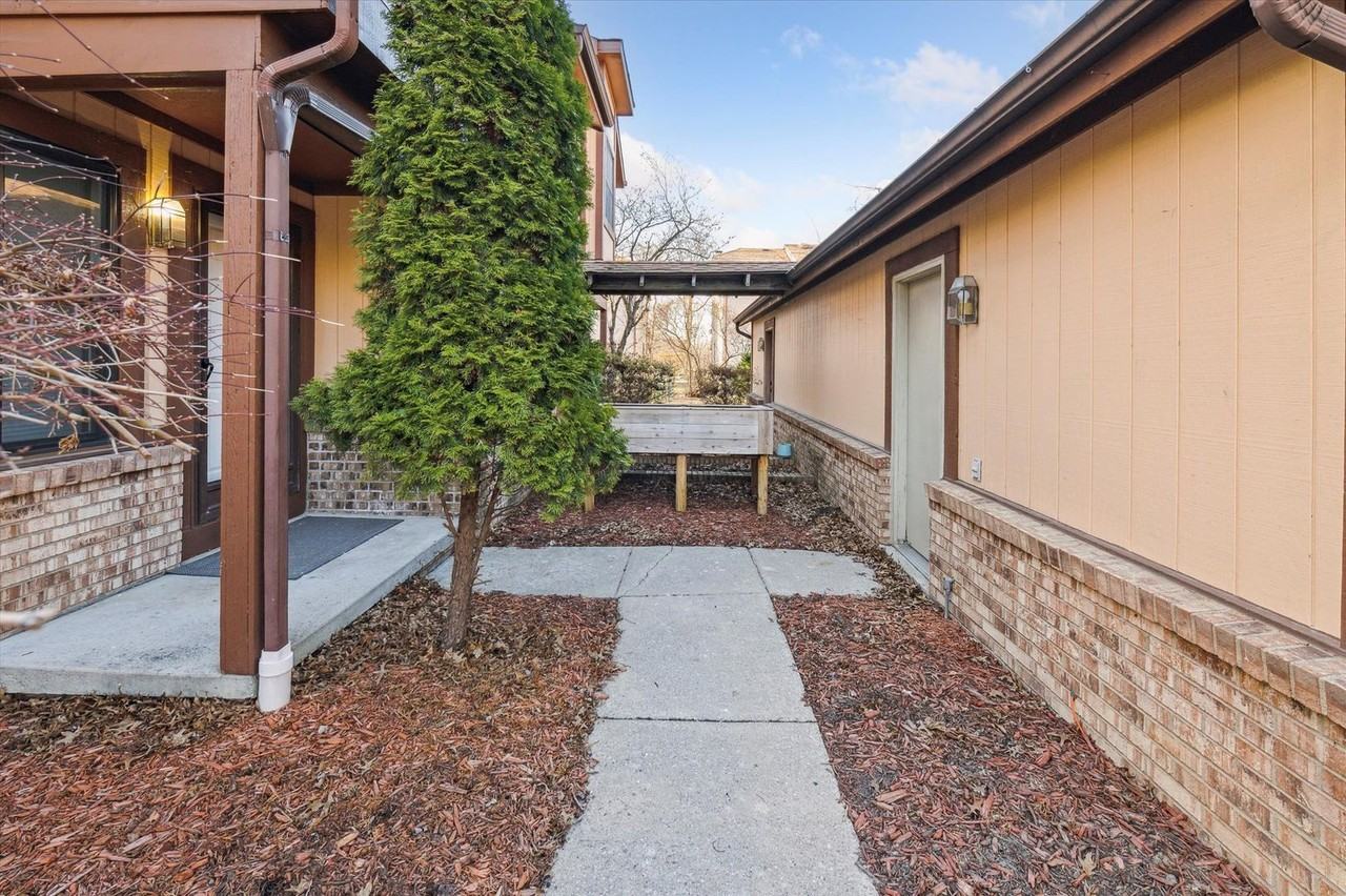 1027 Valley Side Dr - Photo 2 of 25