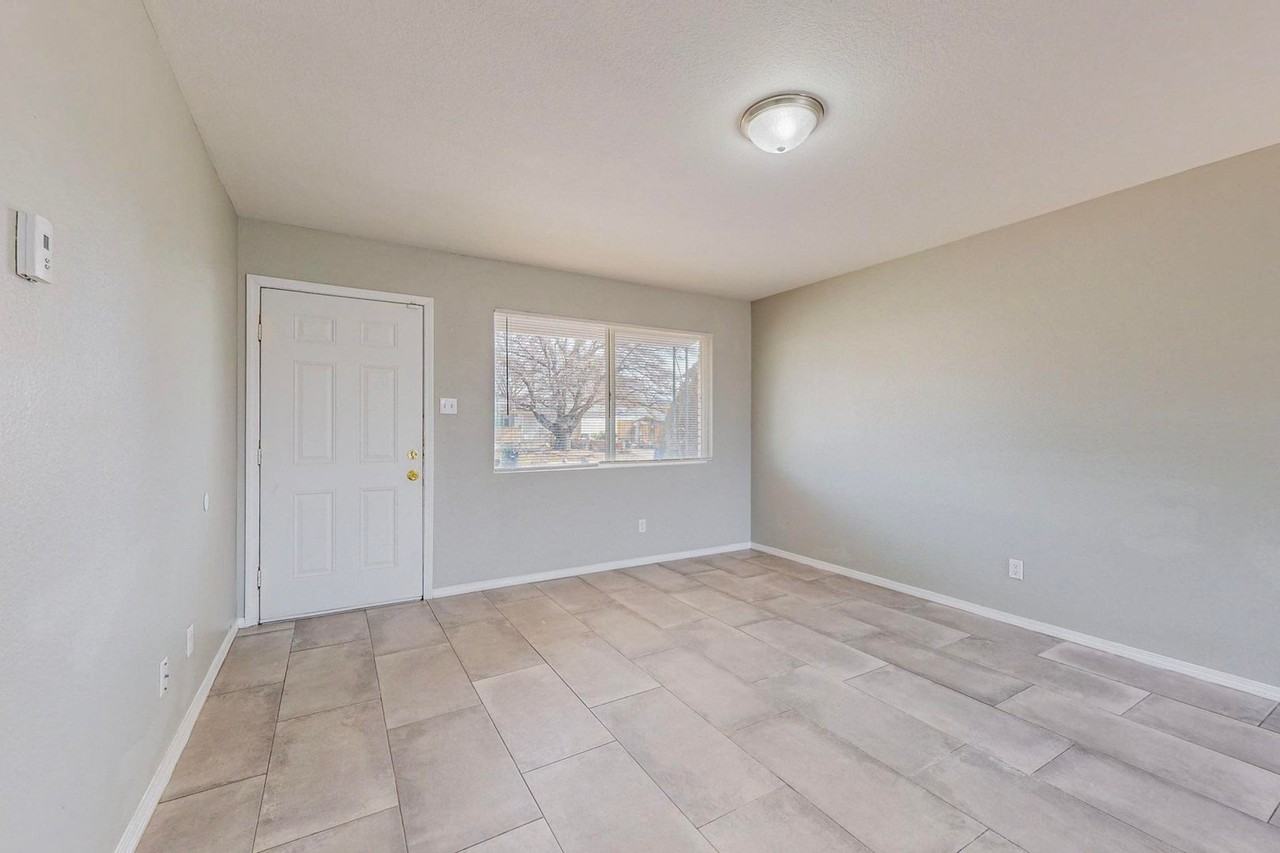 717 Grace St Ne - Photo 5 of 39