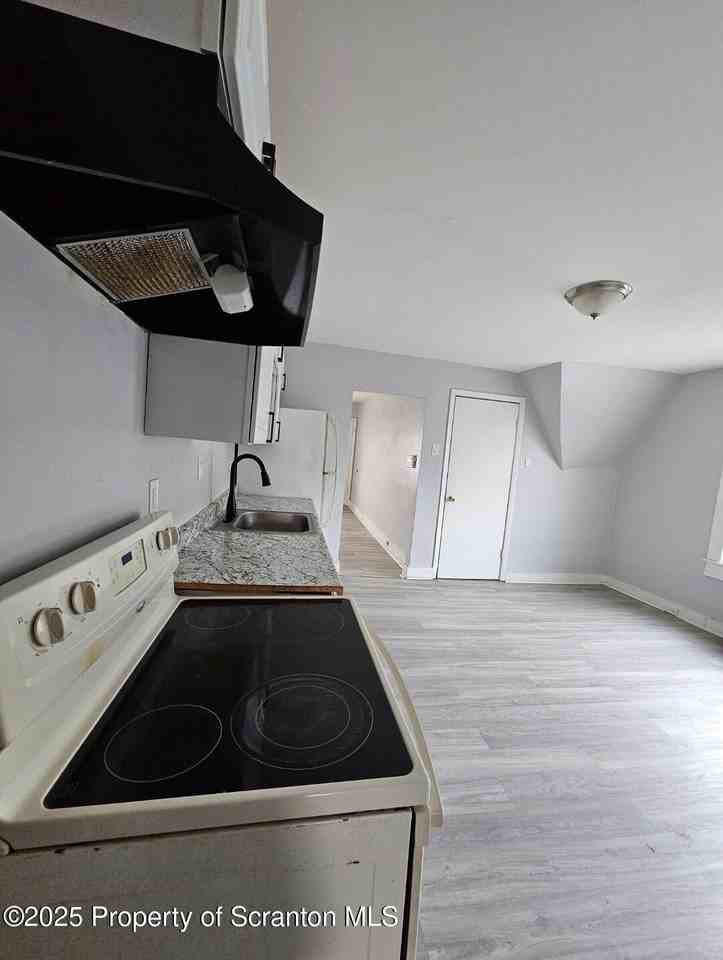 922 S Webster Ave - Photo 2 of 7