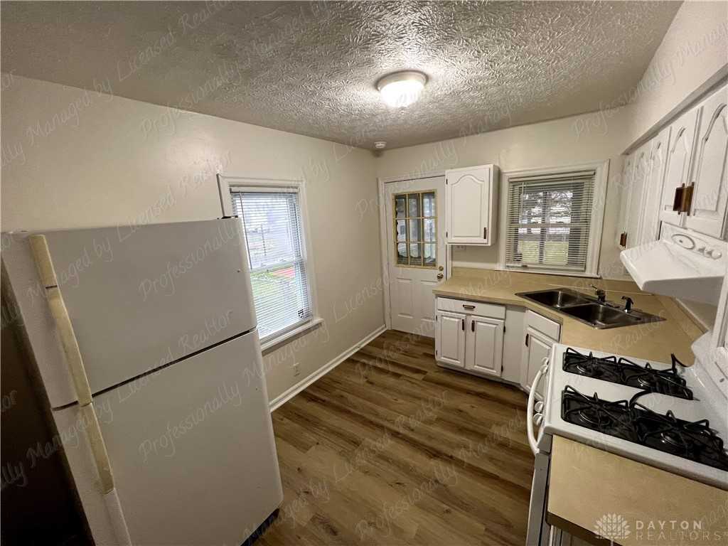 1261 Malden Ave - Photo 7 of 25