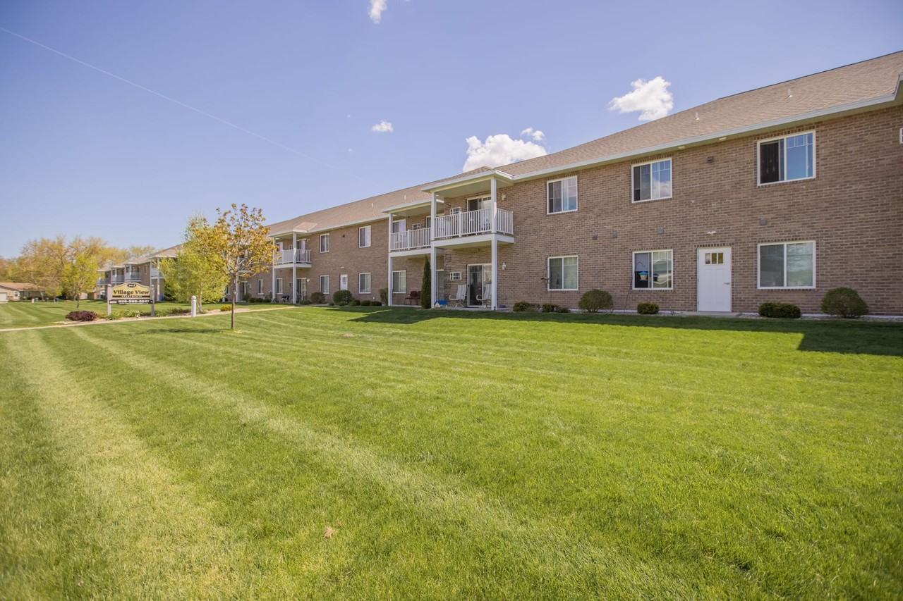 3415 Hilltop Way - Photo 3 of 18