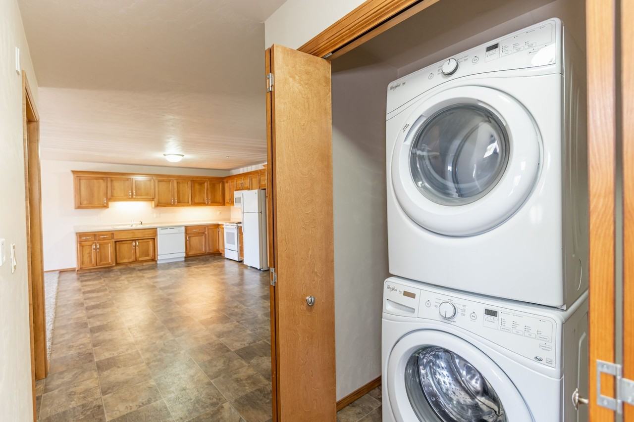 3415 Hilltop Way - Photo 4 of 18