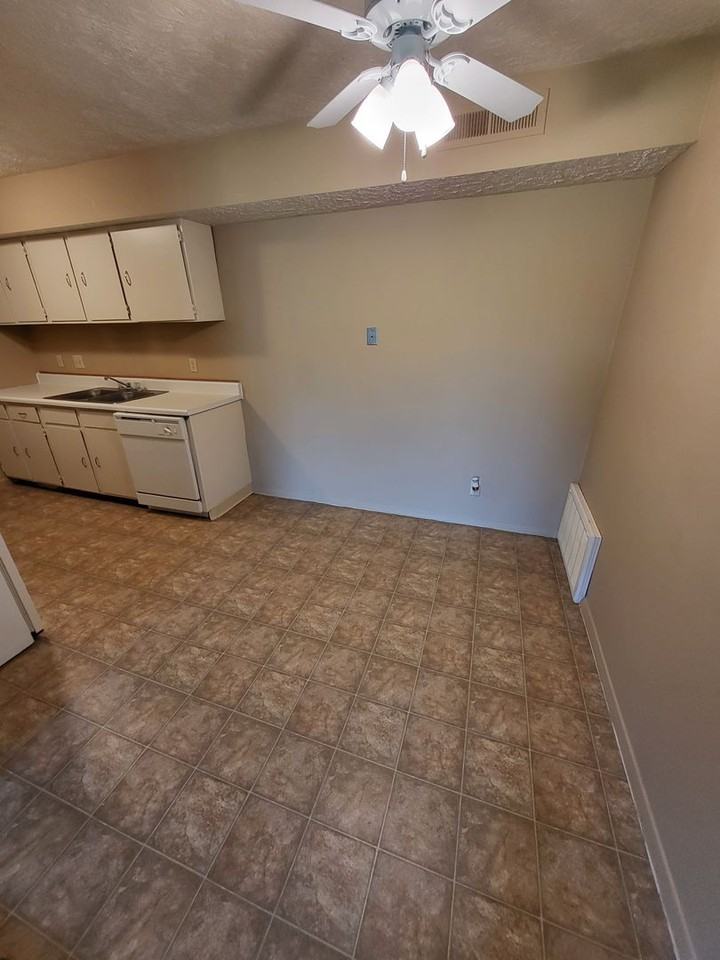 SHADOW RIDGE APARTMENTS - Photo 4 of 11