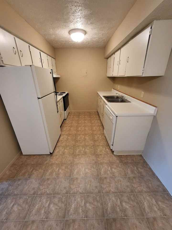 SHADOW RIDGE APARTMENTS - Photo 5 of 11