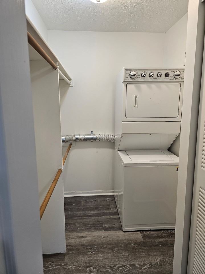 Center Street Apartments - Photo 6 of 30