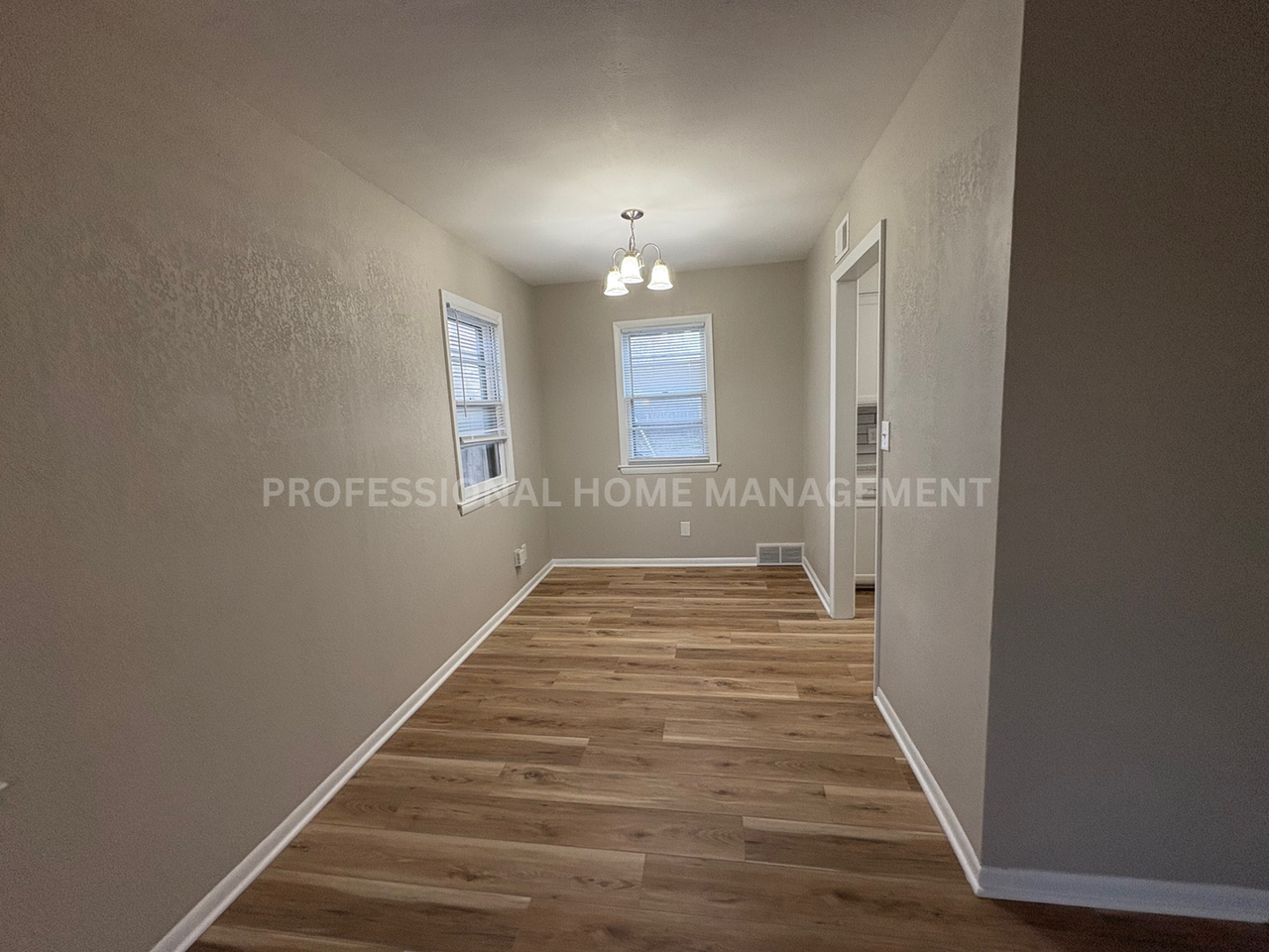 800 W 47th St S - Photo 2 of 11