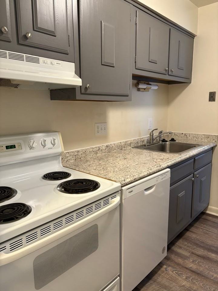 301 Jamestown Cir #E - Photo 2 of 10