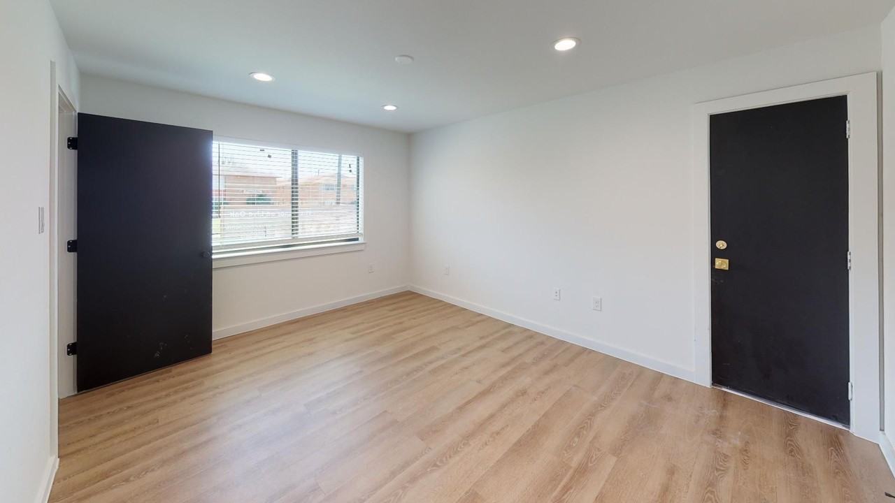 Live Oak Manor - Photo 6 of 12