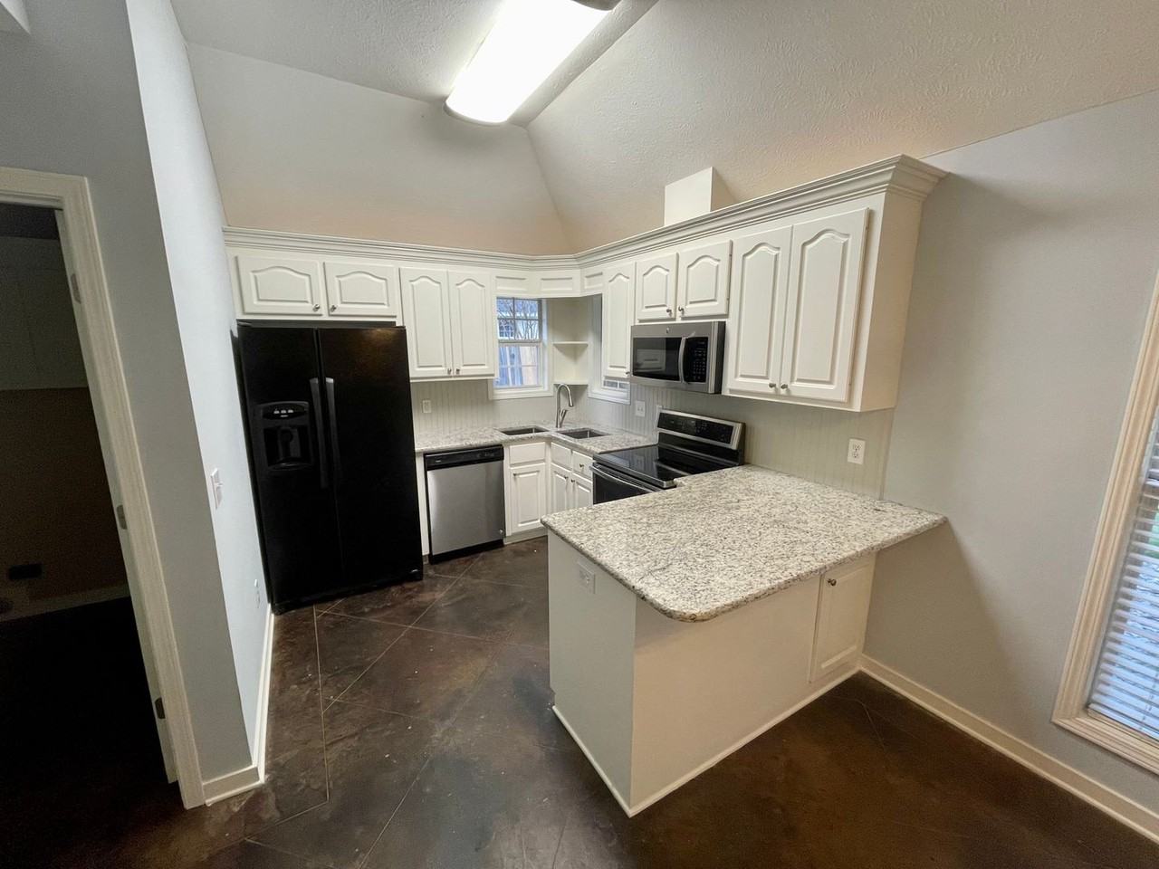 119 Ashton Dr - Photo 2 of 11