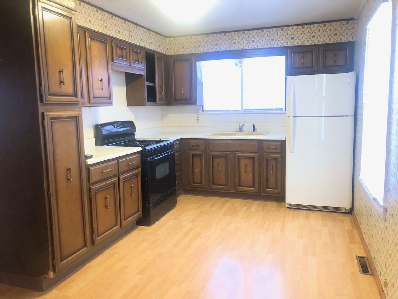 1910 S Morris Ave - Photo 2 of 10