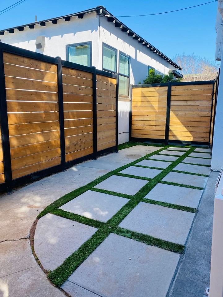 Stylish Santa Monica studio with w/d in unit, and private rear yard. - Photo 2 of 7