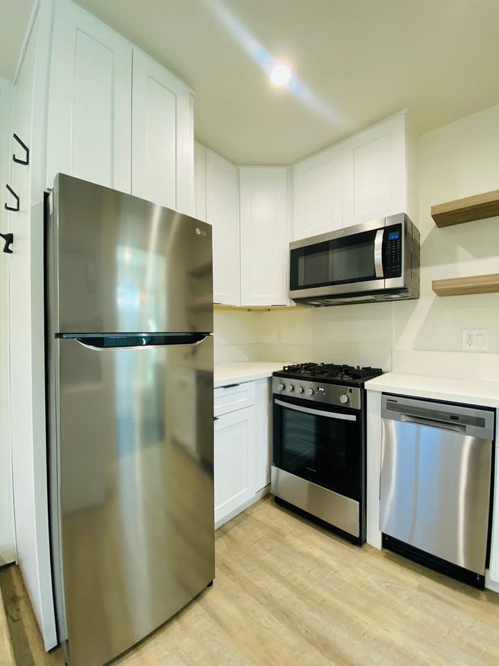 Stylish Santa Monica studio with w/d in unit, and private rear yard. - Photo 4 of 7