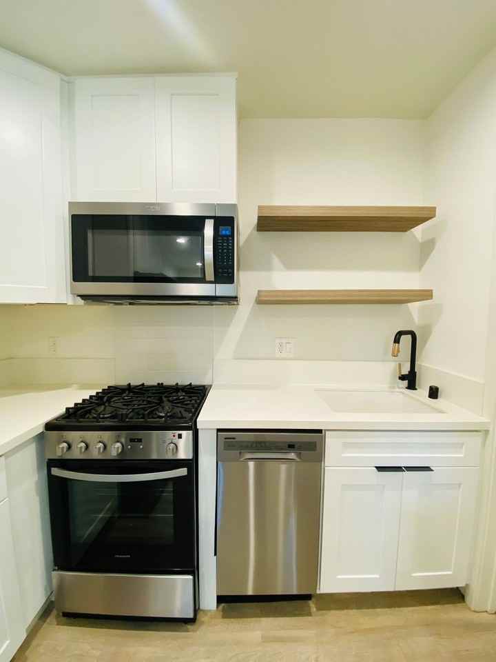 Stylish Santa Monica studio with w/d in unit, and private rear yard. - Photo 5 of 7