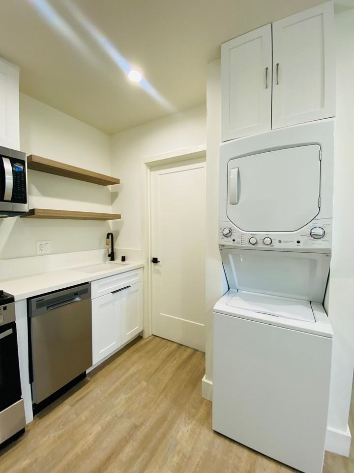 Stylish Santa Monica studio with w/d in unit, and private rear yard. - Photo 6 of 7