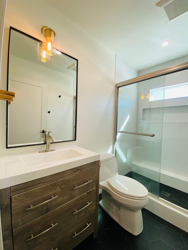 Stylish Santa Monica studio with w/d in unit, and private rear yard. - Photo 7 of 7