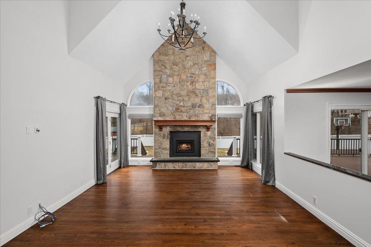 745 Iris Ct - Photo 4 of 40
